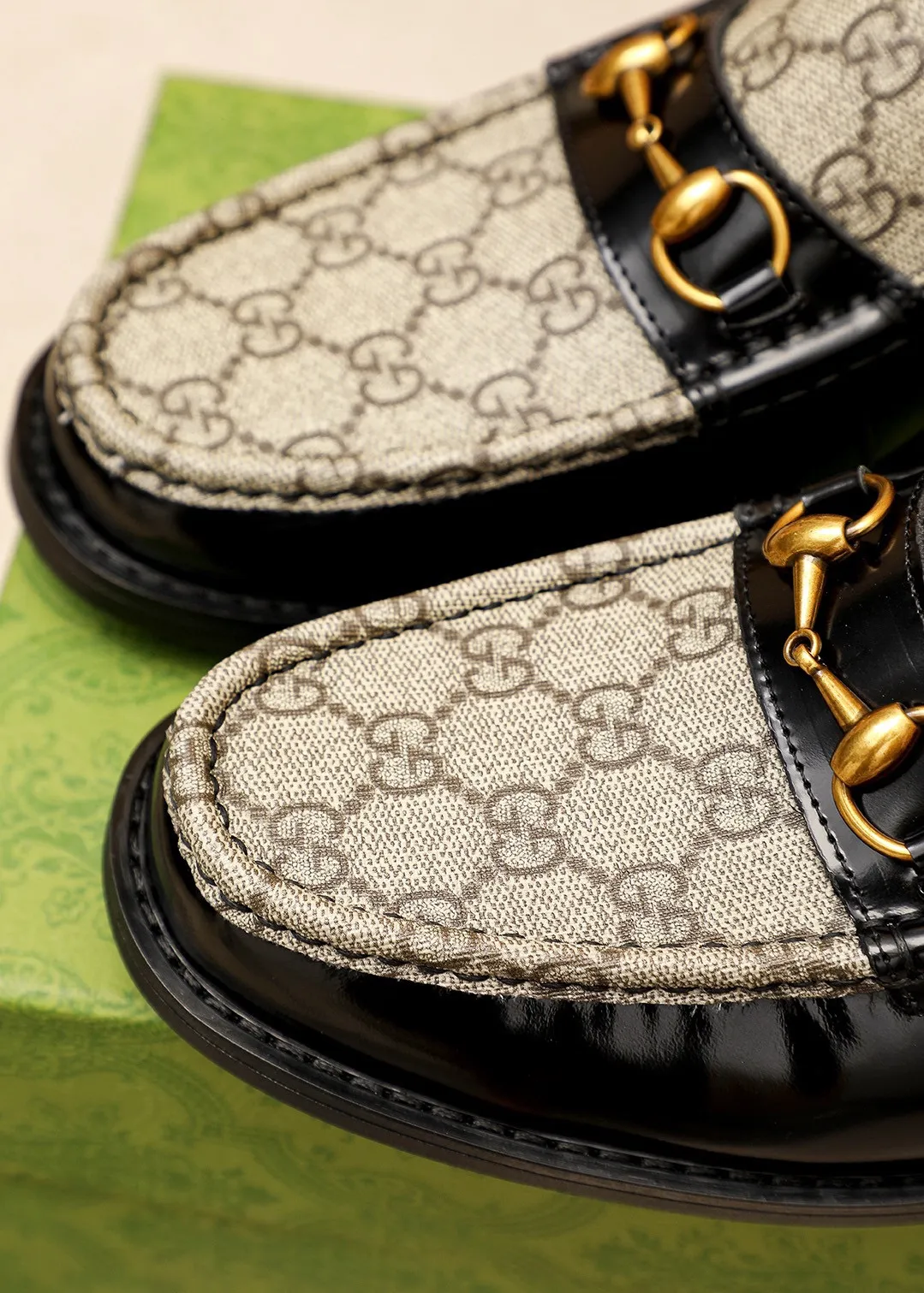 Men's shoes 💰460 💐 Product trademark: GUCCI "Gucci" casual leather shoes Regular size: 38-44 (45🉑️customized) Product materials: Selected imported first-layer open-edge beaded cowhide leather upper + luxury hardware buckle, imported water-dyed cowhide leather lining. Strong three-dimensional visual effect, original combination outsole Color: 2⃣️colors available